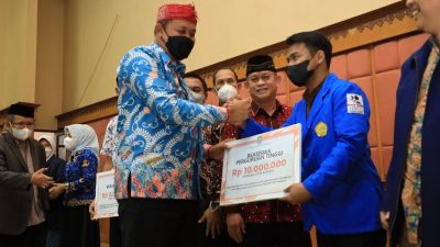Banprov DKI Jakarta Beasiswa untuk Siswa dan Mahasiswa diberikan langsung oleh Plt Walikota