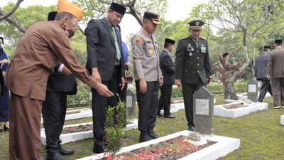 Forkopimda Bersama Veteran Tabur Bunga di Makam Pahlawan