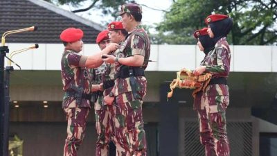 Kasad Sematkan Brevet, Baret dan Sangkur Komando Kopassus Kepada Panglima TNI dan Kapolri