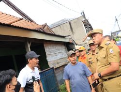 Tinjau Kerusakan Rumah Akibat Puting Beliung di Jatibening Baru, Tri Adhianto Arahkan Perangkat Wilayah untuk Segera Lakukan Perbaikan