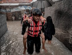 Aksi Heroik Brimob Batalyon D Pelopor Satbrimob PMJ Saat Evakuasi Warga Terjebak Banjir