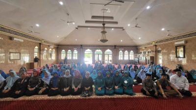 Ibu- Ibu di Jatiasih Semangat Ikuti Pelatihan Membaca Al-Quran