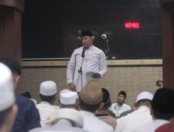 Malam Nuzulul Qur’an, Plt. WaliKota Bekasi Shalat Tarawih Bersama Di Masjid Agung Al – Barkah Kota Bekasi.