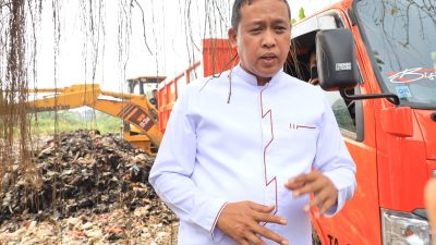 Plt. Walikota Bekasi Bersama DLH Lakukan Pembersihan Tempat Pembuangan Sampah Liar yang Menumpuk di Bekasi Utara