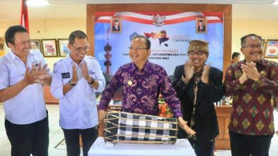 Gubernur Bali Wayan Koster (tengah berdiri) usai membuka Musprov I SMSI Bali, Jumat (25/8/2023).