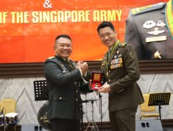 Jenderal TNI Dr. Dudung Abdurachman Anugerahkan Bintang Kartika Eka Paksi Utama Kepada Kasad Singapura