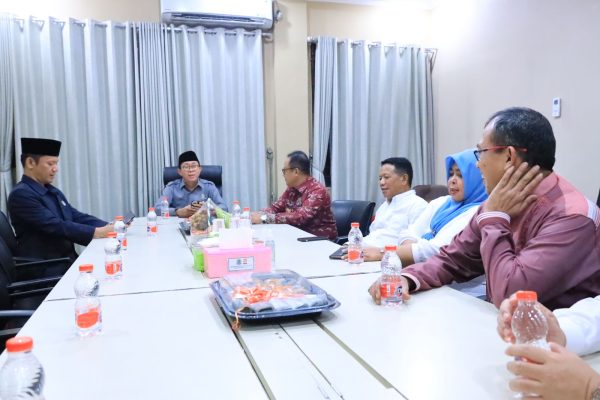 Foto : Pj Walikota Bekasi saat Silahturahmi dengan Pimpinan DPRD Kota Bekasi