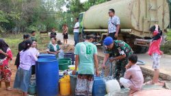 Foto : Prajurit Yonpomad Bagikan 24.000 Liter Air Bersih Bagi Masyarakat