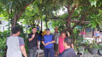 Warga Rt 03 dan 04 RW 14 Aren Jaya Ngobras dengan Nicodemus Godjang Anggota DPRD Kota Bekasi