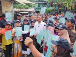 Pj. Gubernur Heru Serahkan 21 Sertifikat Tanah kepada Warga Kelurahan Pegangsaan Dua