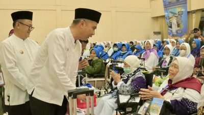 Bey Machmudin Berangkatkan Kloter Pertama Jamaah Haji Asal Jawa Barat