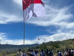 Merah Putih Berkibar di Puncak Jaya, Satgas Yonif 112/DJ Rayakan Kemerdekaan Bersama Warga