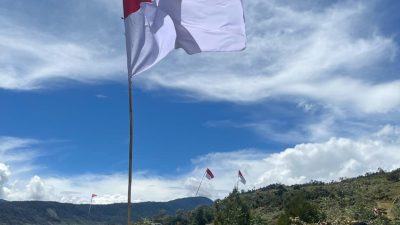 Pengibaran bendera Merah Putih di Bukit Natal