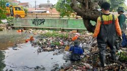 DLH Kota Bekasi Respon Cepat Aduan Warga, Bersihkan Sampah di Saluran Drainase Kali Underpass