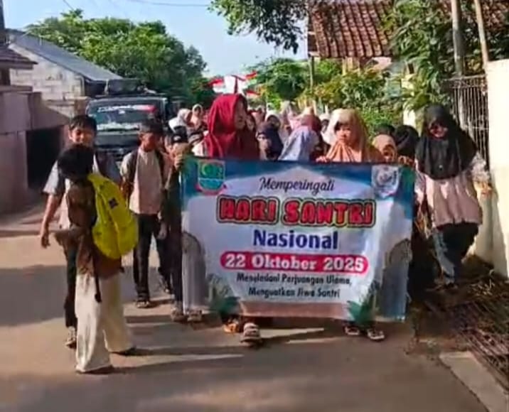 Kades Wandi Ajak Anak SD di Jomin Timur Jalan Santai Peringati Hari Santri 2025
