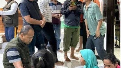 Sekda Karawang H. Asep Aang Rahmatullah meninjau posko pengungsian banjir di Tanjungpura dan Purwadana serta memastikan kebutuhan dan kesehatan warga terdampak terpenuhi.