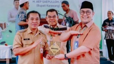 Bupati Karawang Aep Syaepuloh menghadiri bazar sembako murah di Tunggakjati