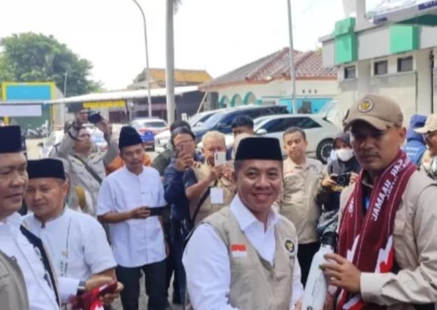 Bupati Karawang Aep Syaepuloh melepas 443 jemaah haji Kloter JKS 04