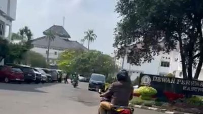 Bupati Karawang naik kendaraan listrik