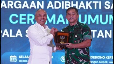 Kasad Maruli Simanjuntak menerima penghargaan Adibhakti Sanapati dari BSSN