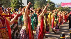 CFD Bekasi Membludak! Tari Kolosal Ronggeng Nyentrik Guncang Jalan Ahmad Yani