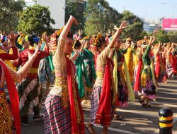 CFD Bekasi Membludak! Tari Kolosal Ronggeng Nyentrik Guncang Jalan Ahmad Yani