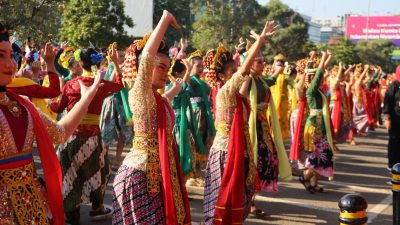 Ribuan penari tampil dalam tari kolosal ronggeng nyentrik di CFD Bekasi,