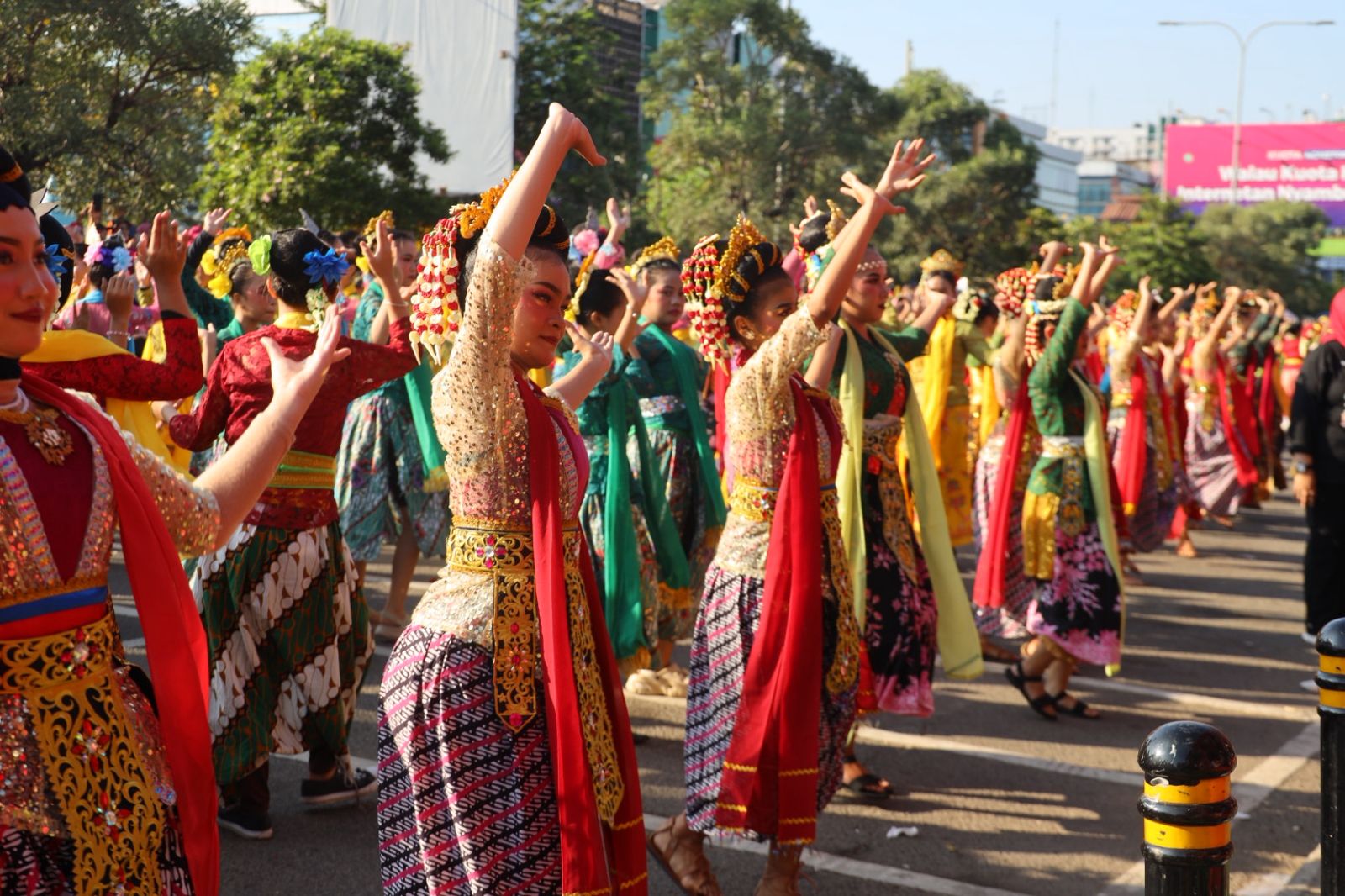 Ribuan penari tampil dalam tari kolosal ronggeng nyentrik di CFD Bekasi,