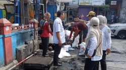 Cegah Banjir, Sekel Aren Jaya Tinjau Pemantusan Drainase di RW 14