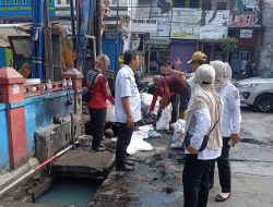 Cegah Banjir, Sekel Aren Jaya Tinjau Pemantusan Drainase di RW 14