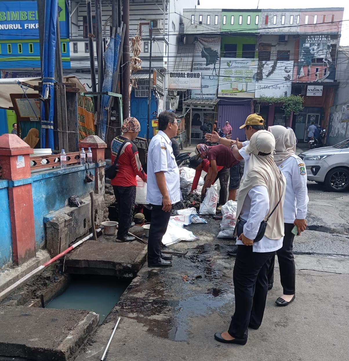 Sekel Aren Jaya tinjau pemantusan drainase RW 14 Kota Bekasi
