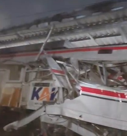 Tabrakan KRL dengan KJJ di Stasiun Bekasi Timur