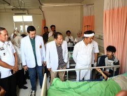 Tri Adhianto Dampingi Dedi Mulyadi Jenguk Korban KRL, Pastikan Perawatan Maksimal dan Gratis BPJS
