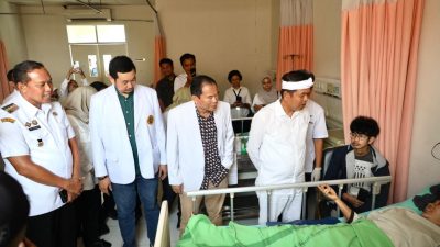 Tri Adhianto dan Dedi Mulyadi jenguk korban kecelakaan KRL di RSUD Bekasi