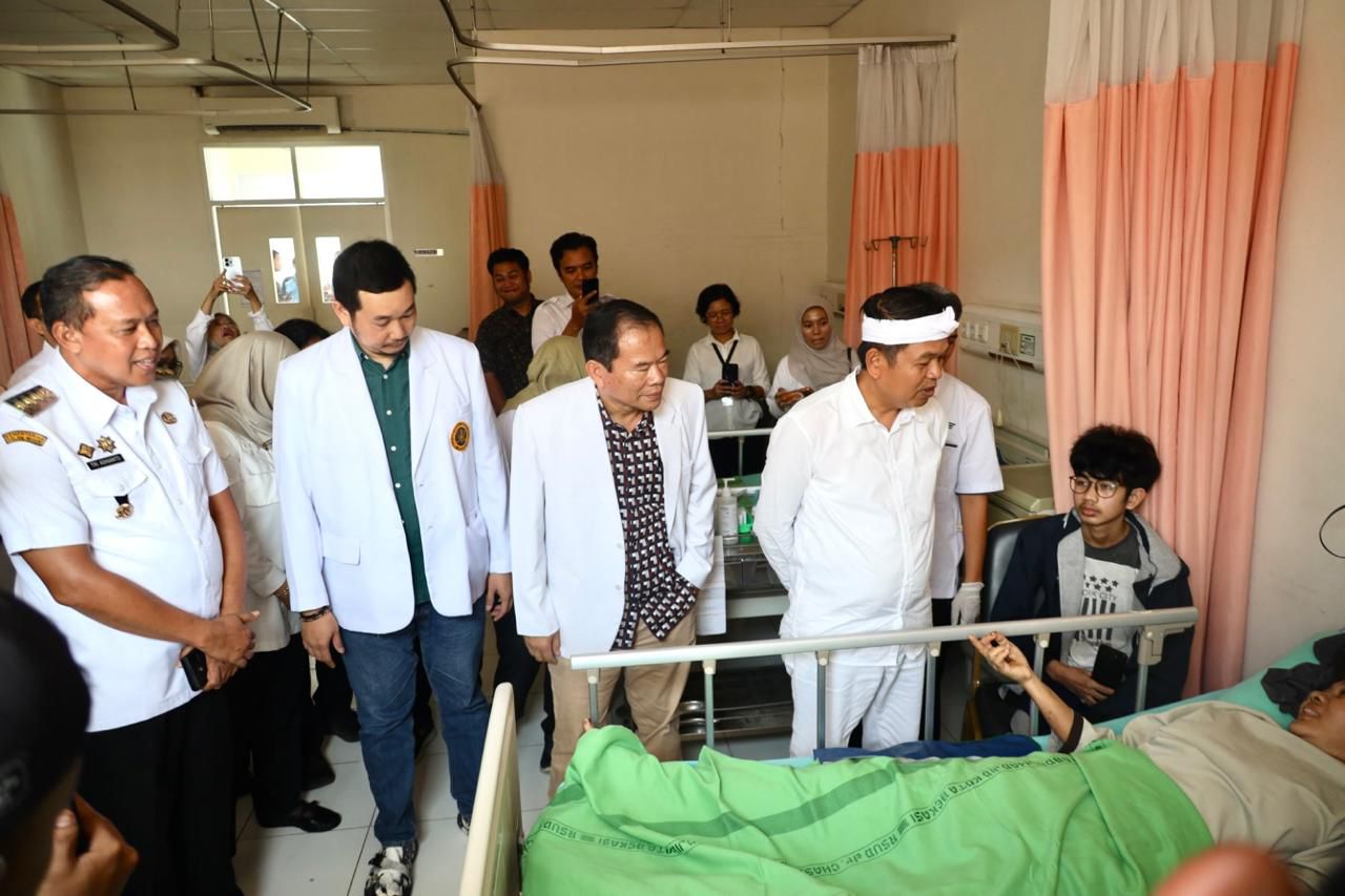 Tri Adhianto dan Dedi Mulyadi jenguk korban kecelakaan KRL di RSUD Bekasi