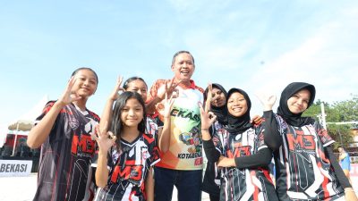 Tri Adhianto membuka Kejurkot U-15 voli pasir di Bekasi