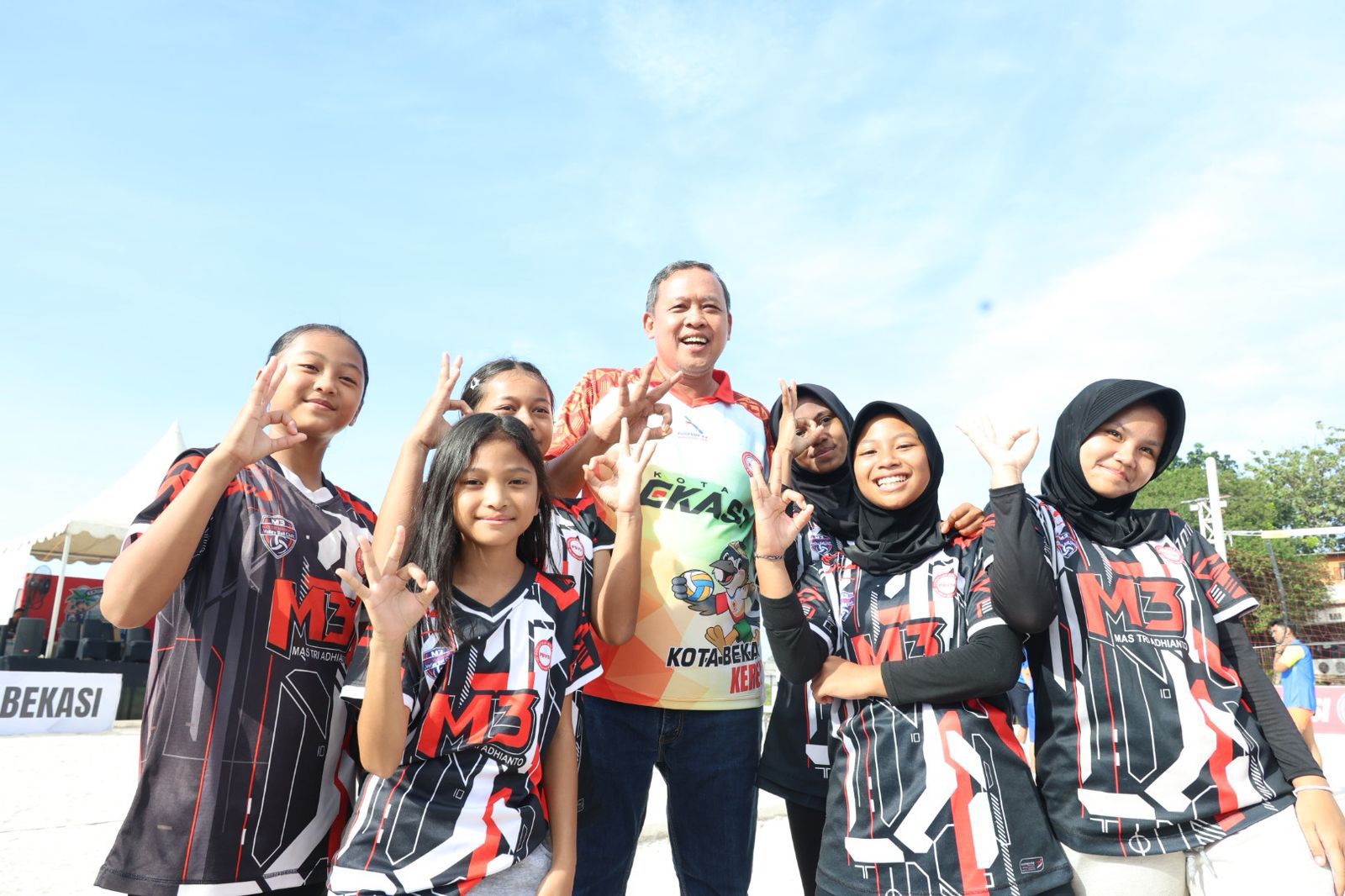 Tri Adhianto membuka Kejurkot U-15 voli pasir di Bekasi