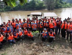 Susur Sungai hingga Tanam Pohon, Wawali Bekasi Gerakkan Warga Jaga Lingkungan