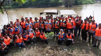 Wawali Bekasi Abdul Harris Bobihoe mengajak warga peduli lingkungan