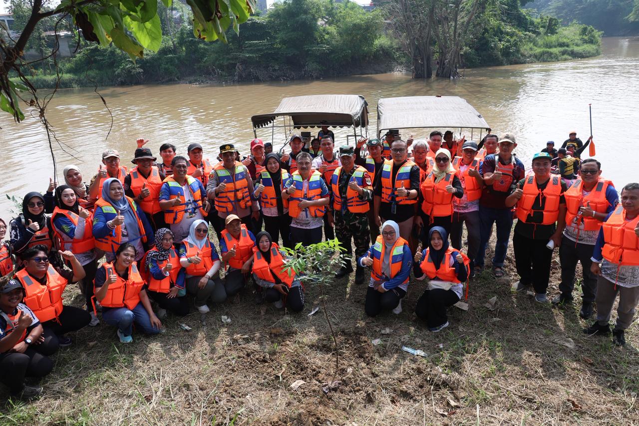 Wawali Bekasi Abdul Harris Bobihoe mengajak warga peduli lingkungan