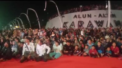 ribuan-warga-padati-kota-karawang-sambut-kirab-binokasih